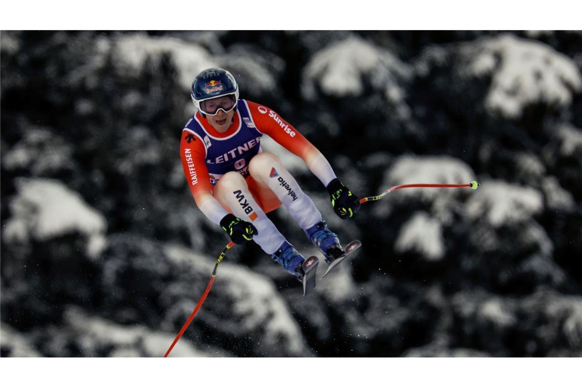 Auf die Piste, fertig, los: Der Schweizer Marco Odermatt donnert beim Ski-Weltcup in Gröden auf den dritten Platz.