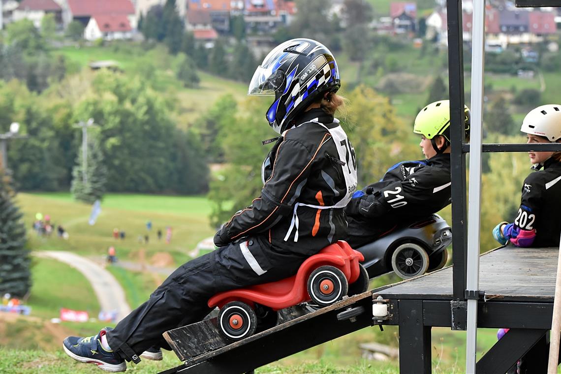 Auf die Plätze, fertig, los: Die Kinder starten in ihren Klassen mit originalen BIG-Bobby-Cars.