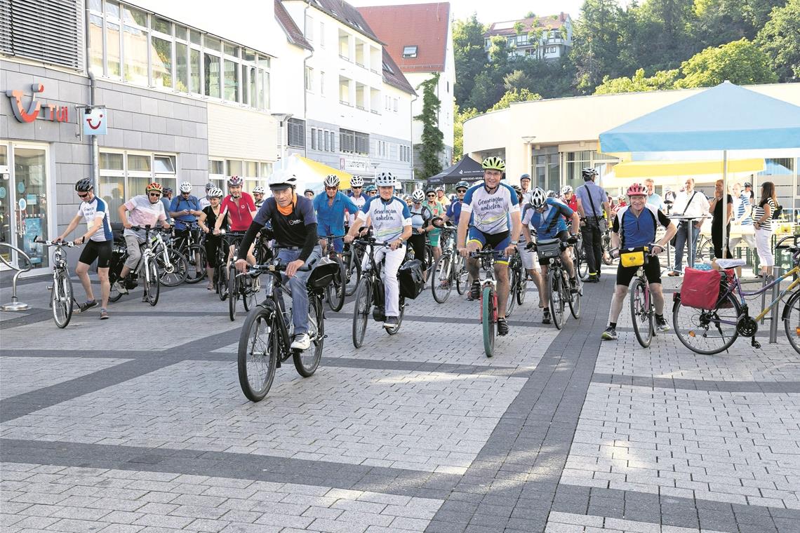 Auf die Sättel, fertig los: So lautete die Devise beim Start zum Stadtradeln auf dem Willy-Brandt-Platz in Backnang. Archivfoto: J. Fiedler