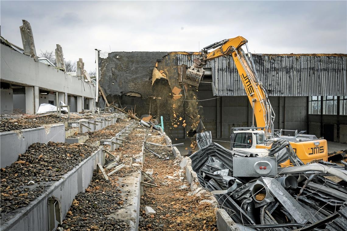 Auf die Tribüne hat es Kieselsteine vom Hallendach geregnet. Der Abrissbagger arbeitet sich zunächst bis zum Ende der Halle vor, anschließend ist der Kabinentrakt an der Reihe. Fotos: Alexander Becher