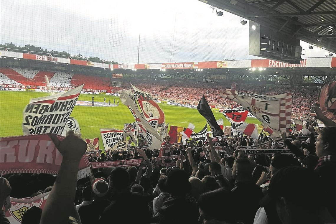 Leidgeprüfte Anhänger bleiben dem VfB treu Auf die Unterstützung seiner Fans – auch aus Backnang – konnte sich der VfB beim Relegationsspiel in Berlin erneut verlassen. Foto: M. Hägele
