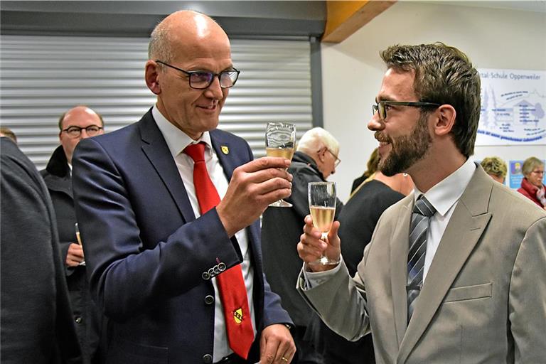 Auf die Zukunft Oppenweilers: Bürgermeister Bernhard Bühler (links) und sein frisch gewählter Nachfolger Gabriel Nold.