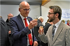 Auf die Zukunft Oppenweilers: Bürgermeister Bernhard Bühler (links) und sein frisch gewählter Nachfolger Gabriel Nold.
