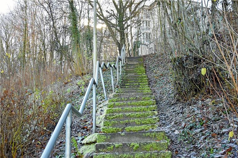 Auf diese Stufen trauen sich nur noch Mutige. Bis Ende 2025 soll der Aufgang deshalb durch eine breitere und weniger steile Treppe ersetzt werden. Foto: Tobias Sellmaier