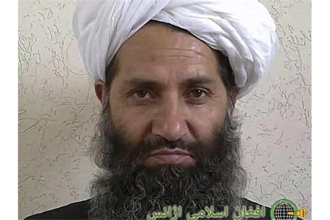 Auf diesem 2016 veröffentlichten Foto posiert der Führer der Taliban, Haibatullah Achundsada, für ein Porträt. Er soll wieder in Afghanistan sein. Foto: Afghan Islamic Press/AP/dpa/Archivbild