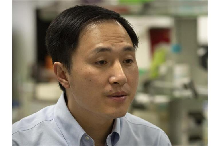 Auf diesem am 30.12.209 zur Verfügung gestellten Foto spricht He Jiankui während eines Interviews in seinem Labor in der südchinesischen Provinz Guangdong. Foto: Mark Schiefelbein/AP/dpa