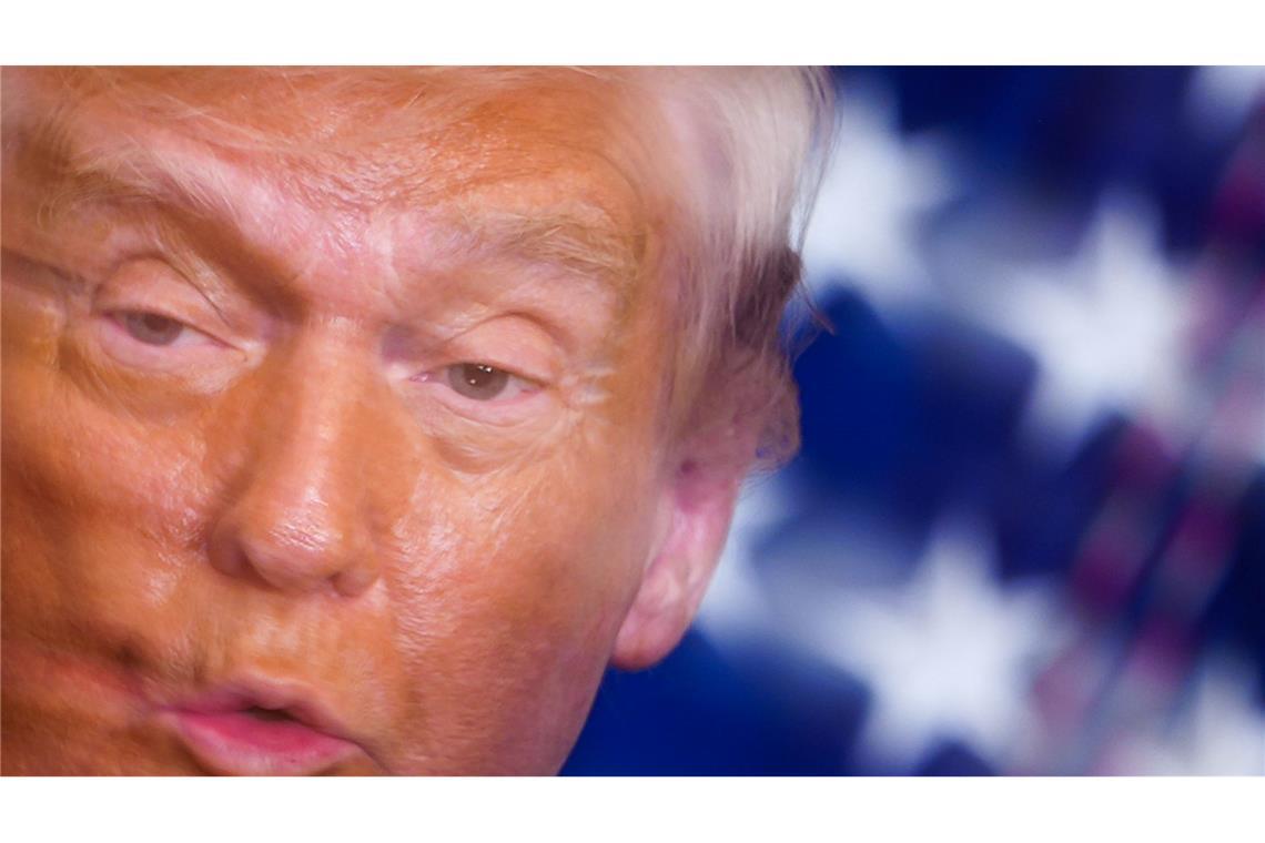 Auf diesem Bild, das mit einer langsamen Verschlusszeit aufgenommen wurde, spricht US-Präsident Donald Trump während einer Veranstaltung zum Women’s History Month im East Room des Weißen Hauses.