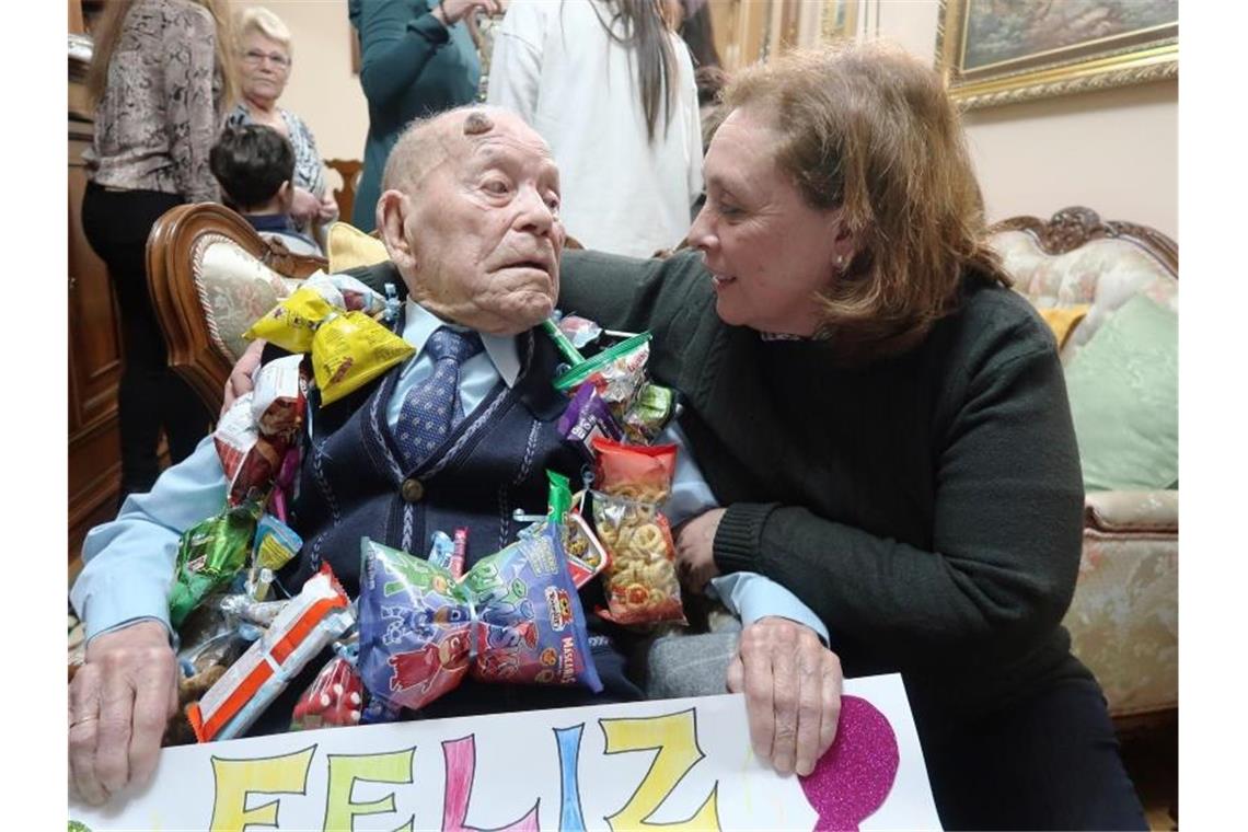 Auf diesem Bild feiert Saturnino de la Fuente seinen 110. Geburtstag. Foto: Ayuntamiento de Leon/Europapress/dpa