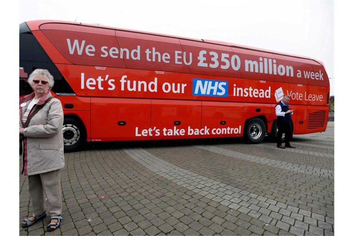 „Brexit-Lügen“: Boris Johnson muss vor Gericht erscheinen Auf diesem Bus von Johnsons „Vote Leave“-Kampagne wurde eine völlig übertriebene Summe genannt, die die Briten angeblich an die EU zahlen. Foto: str