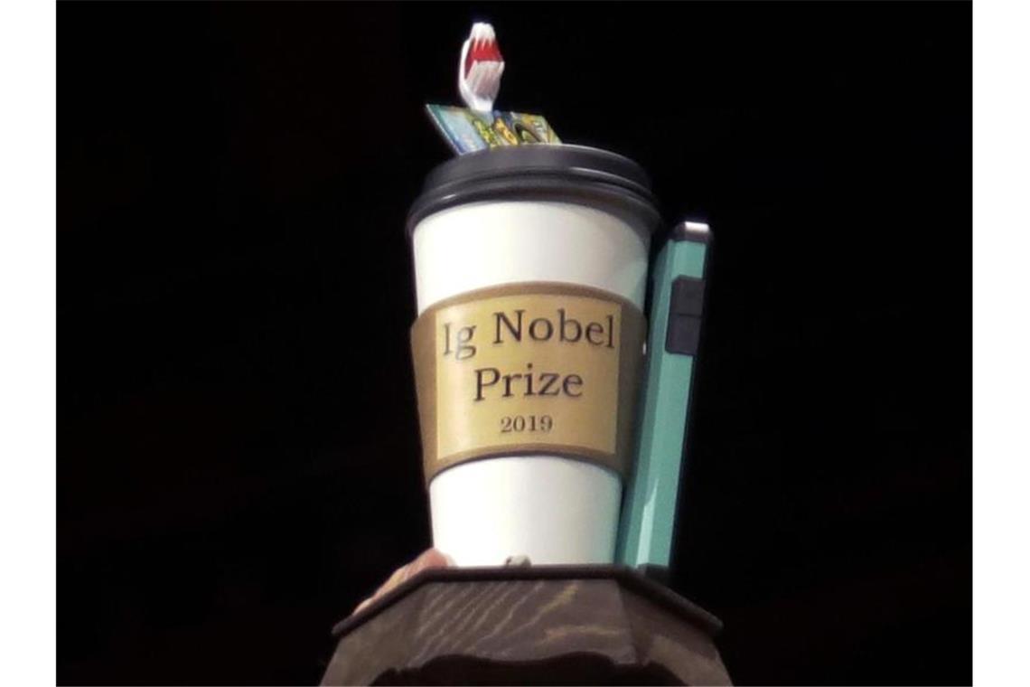 Auf diesem Dateifoto vom 12. September 2019 ist der Ig-Nobelpreis 2019 zu sehen. Foto: Elise Amendola/AP/dpa