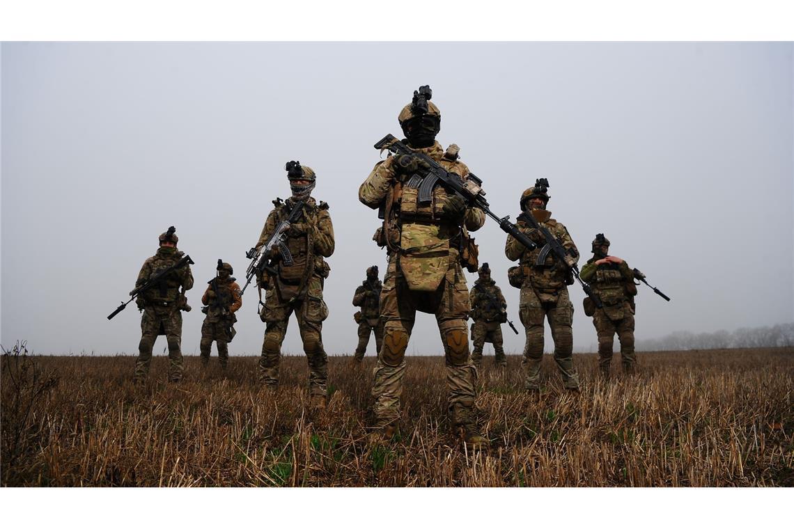 Auf diesem Foto, das am 9. November 2025 aufgenommen und vom Pressedienst der 127. separaten Brigade der ukrainischen Territorialverteidigung zur Verfügung gestellt wurde, üben Soldaten militärische Fertigkeiten auf einem Übungsplatz in der Nähe von Kupiansk in der Region Charkiw in der Ukraine.