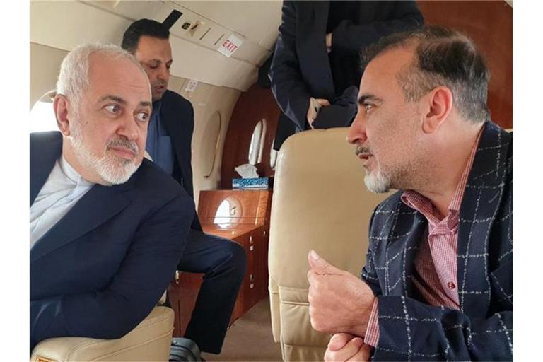 Auf diesem Foto, das auf Twitteraccount des iranischen Außenministers Mohammed Dschawad Sarif veröffentlicht wurde, spricht Sarif (l) mit dem iranischen Wissenschaftler Massud Soleimani an Bord eines Flugzeugs, während sie Zürich in Richtung Teheran, Iran, verlassen. Foto: Javad Zarif twitter account/AP/dpa