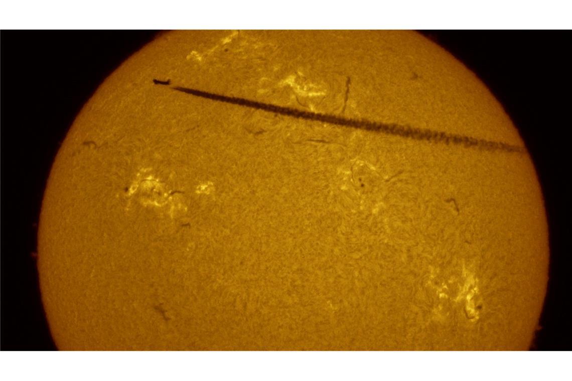 Auf diesem Foto, das mit einem Sonnenteleskop aufgenommen wurde, zeichnet sich ein Verkehrsflugzeug vor der Sonne ab.