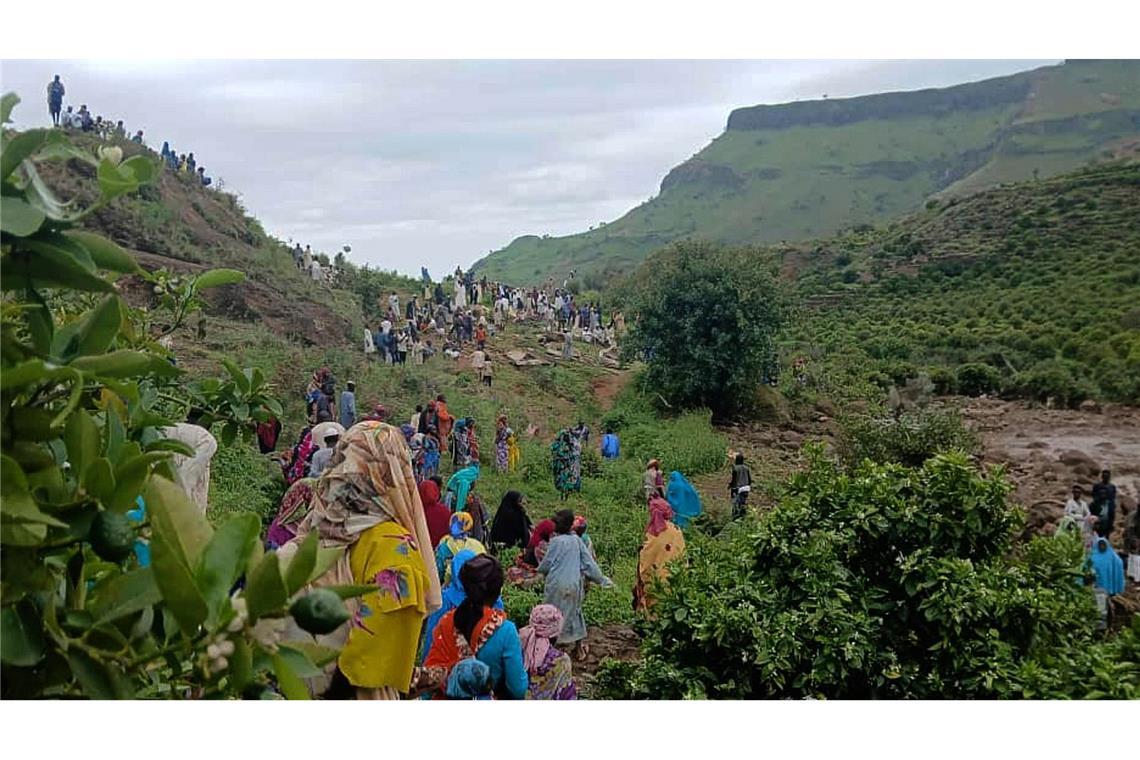 Auf diesem Foto der Sudanesischen Befreiungsbewegung/Armee versammeln sich Menschen an der Stelle eines Erdrutsches vom 31. August, der das Dorf Tarasin in den Marrah-Bergen in Zentral-Darfur zerstört hat.