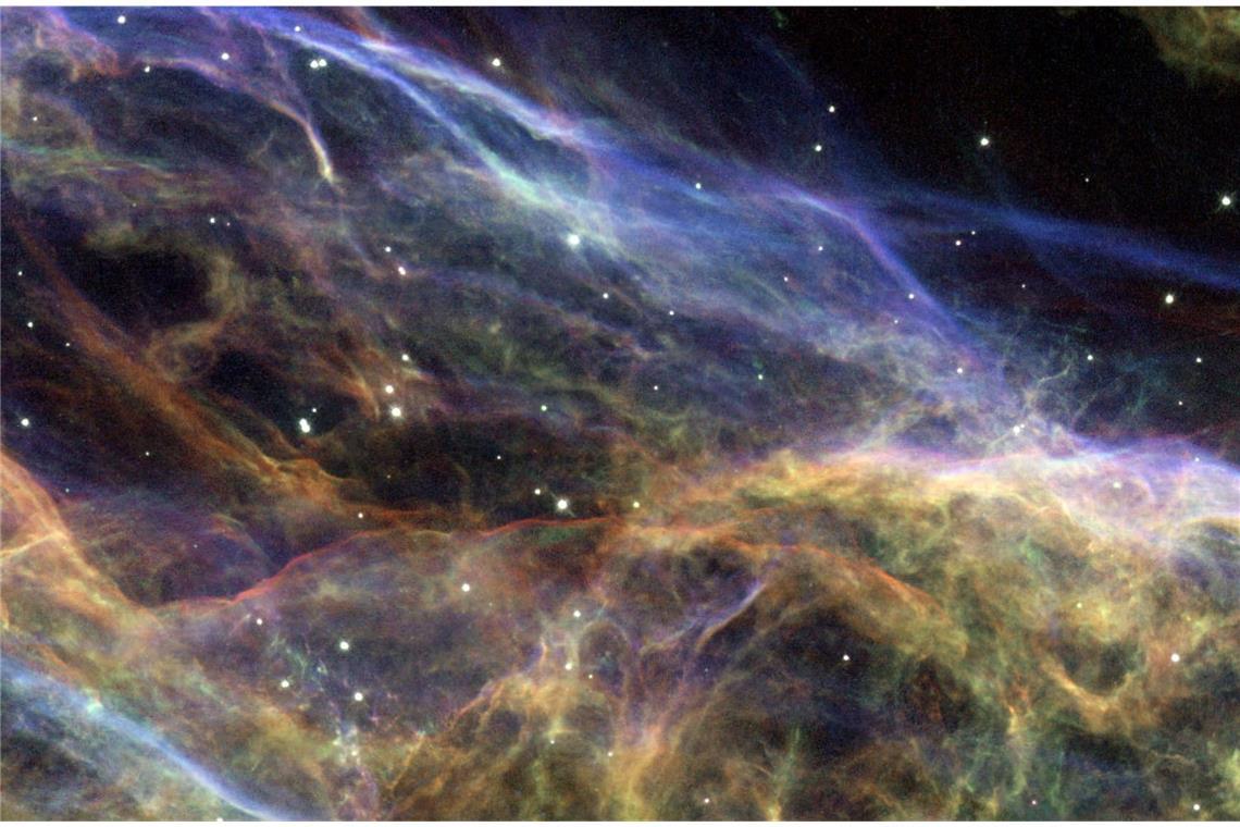 Woher kommt der Mensch? Eine Spurensuche im Kosmos Auf diesem Foto des Hubble-Weltraumteleskops sind Überreste einer Sternenexplosion in der Milchstraße zu erkennen. Die Aufnahme zeigt ein Ausschnitt des Veil Nebels im Sternbild Schwan.