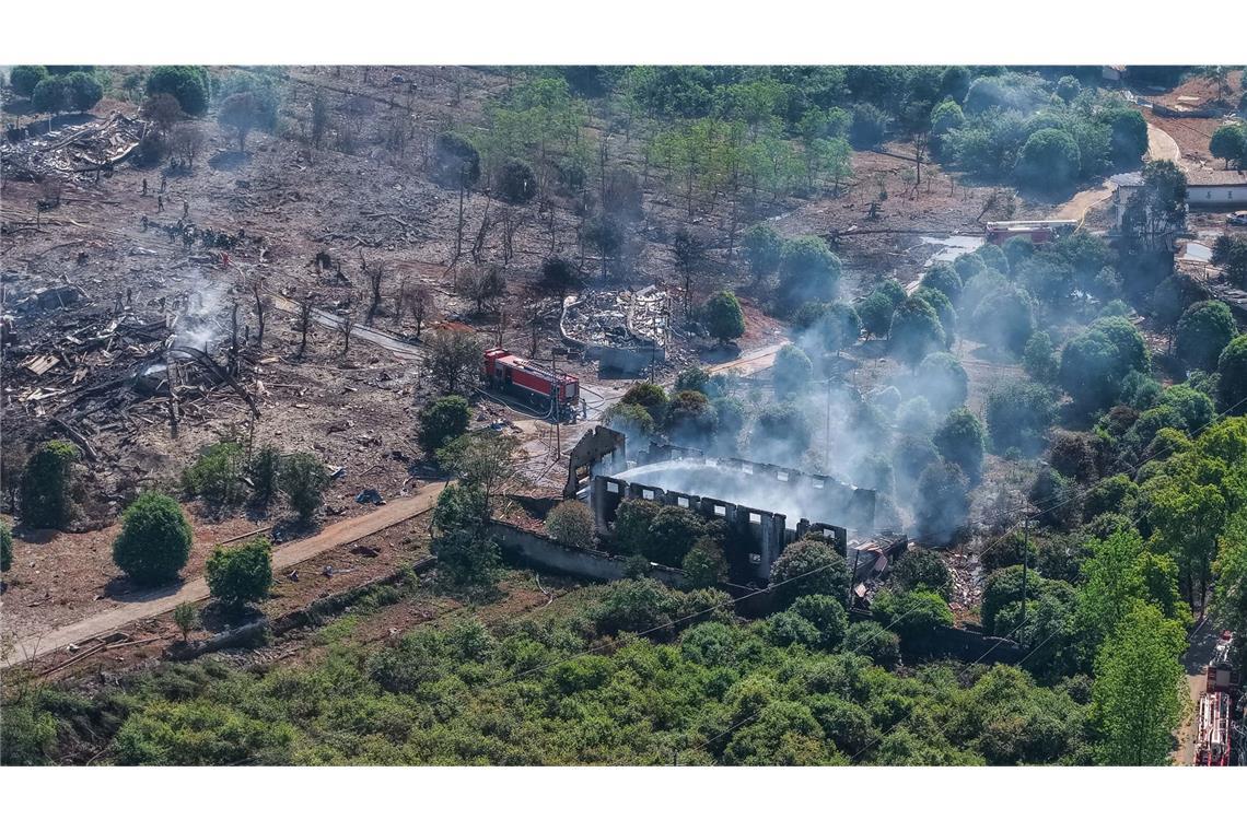 Auf diesem Foto sind Rettungskräfte zu sehen, die nach einer Explosion in einer Feuerwerksfabrik vor Ort arbeiten.