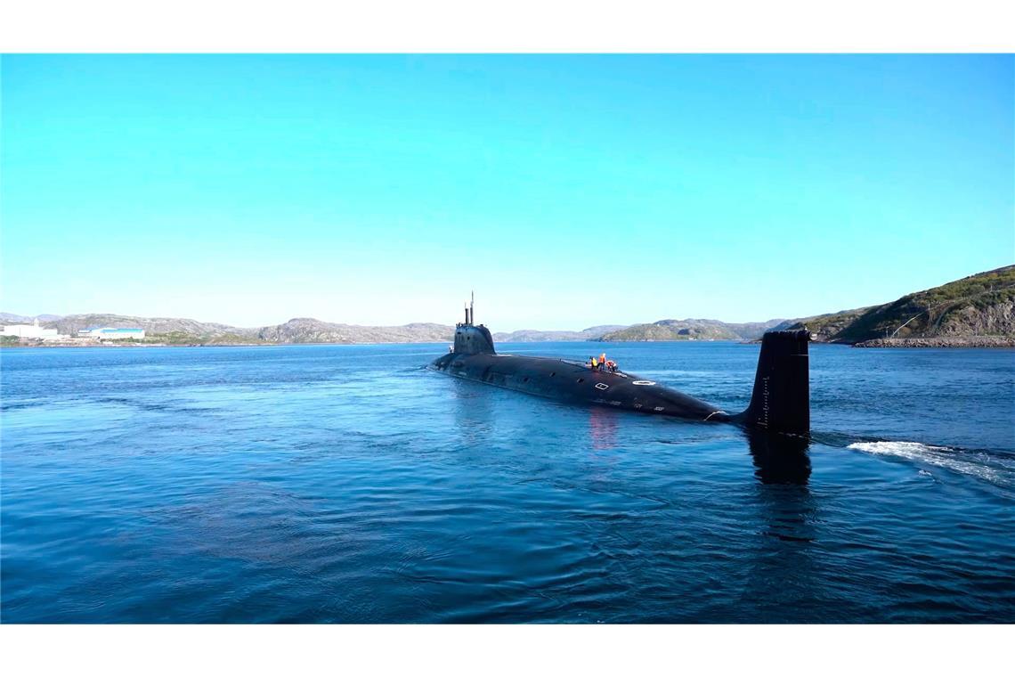 Auf diesem Foto  sticht ein russisches Atom-U-Boot während gemeinsamer Militärübungen zwischen Russland und Weißrussland in See (Archivbild).