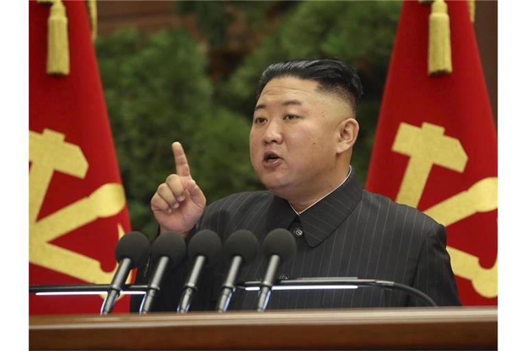 Auf diesem Foto vom 29. Juni 2021 spricht der nordkoreanische Machthaber Kim Jong Un während einer Politbürositzung der regierenden Arbeiterpartei. ACHTUNG: Das Foto wurde von der staatlichen nordkoreanischen Nachrichtenagentur KCNA zur Verfügung gestellt. Sein Inhalt kann nicht eindeutig verifiziert werden. Foto: Uncredited/KCNA via KNS/AP/dpa