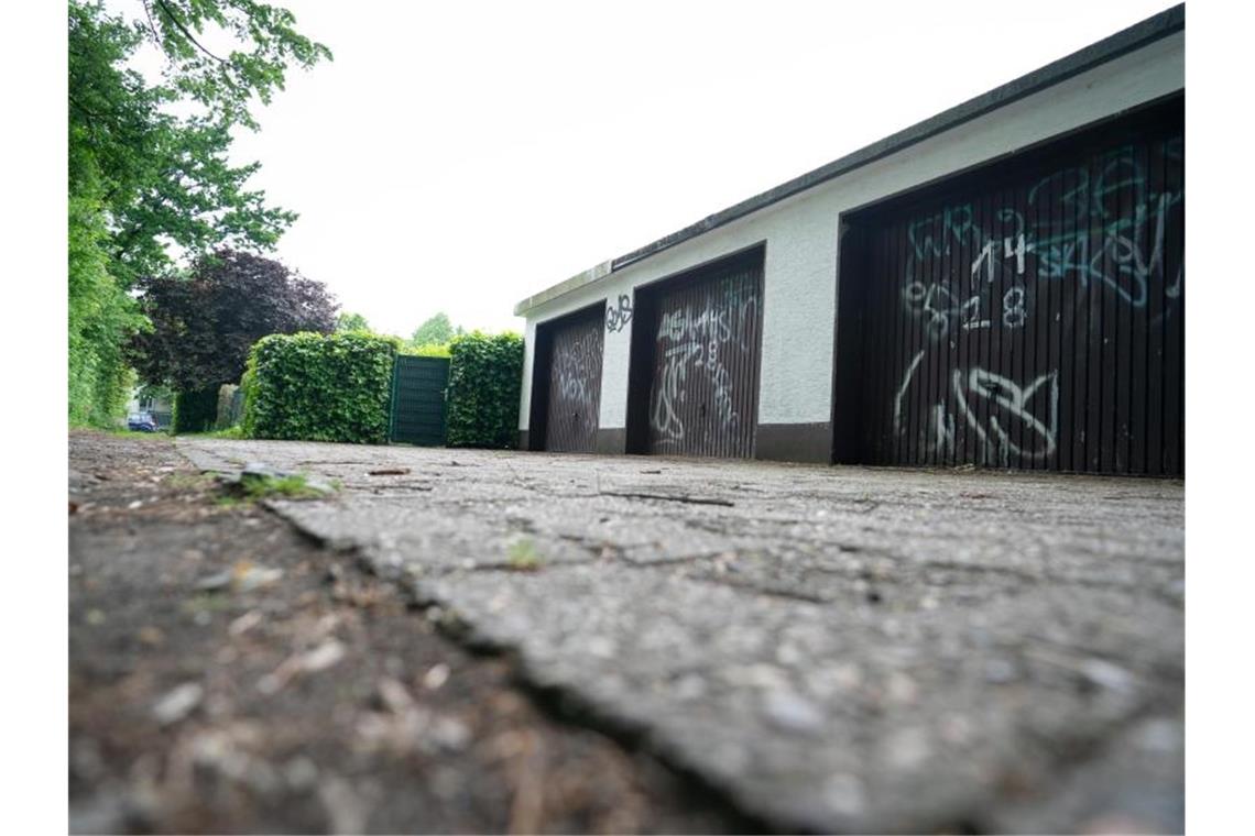 Auf diesem Garagenhof in Dortmund sollen drei Schüler versucht haben, einen Lehrer mit Hämmern zu ermorden. Foto: Bernd Thissen/dpa