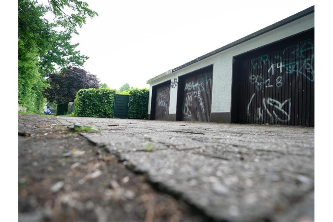 Auf diesem Garagenhof sollte der Angriff auf den Lehrer erfolgen. Foto: Bernd Thissen/dpa