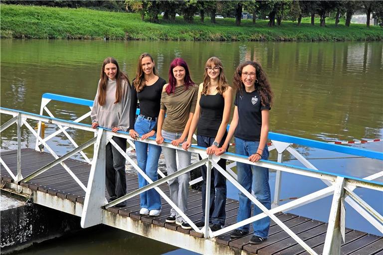 Auf diesem Gruppenbild ragt keine hervor: Louisa Pfeiffer (Mitte) mit ihren neuen Freundinnen Julia, Lena, Alina und Emma (von links) bei einem Ausflug nach Marbach am Neckar. Die fünf Mädchen sind alle um die 1,90 Meter groß.Foto: privat