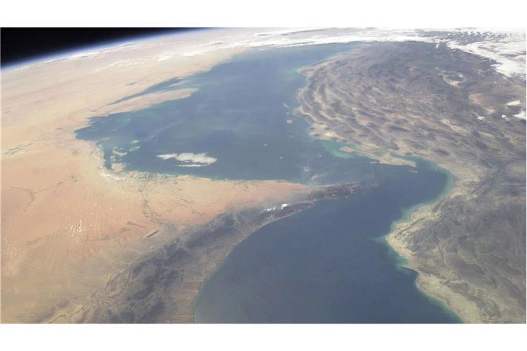 Auf diesem Satelliten(archiv)bild sind die Straße von Hormus (Engstelle in der Mitte), der Persische Golf obere Bildhälfte) und der Golf von Oman zu (untere Bildhälfte) zu sehen.