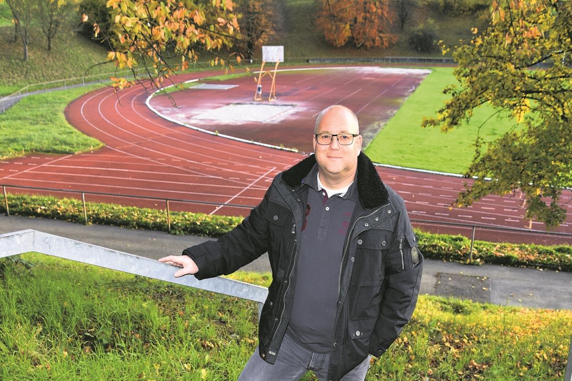 Herzstillstand dank schneller Hilfe überlebt Auf diesem Sportplatz in Waiblingen-Neustadt wäre Rouven Gesierich vor zwei Jahren beinahe gestorben.Foto: T. Sellmaier