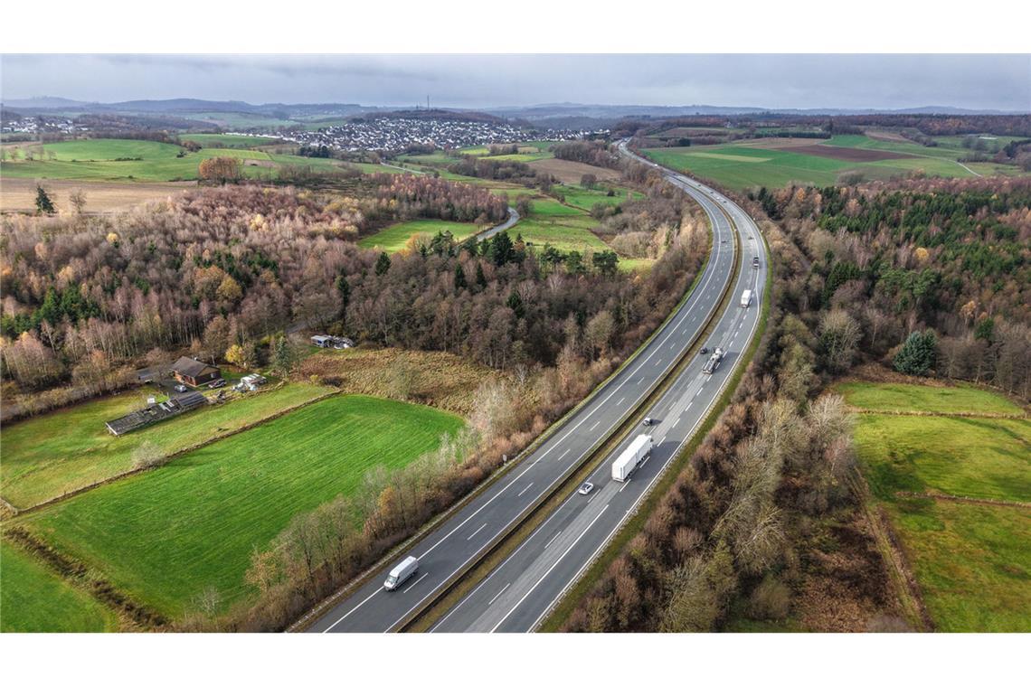 Auf diesem Teilstück der A45 wurden Mitte November die abgetrennten Hände der Frau gefunden. (Archivbild)