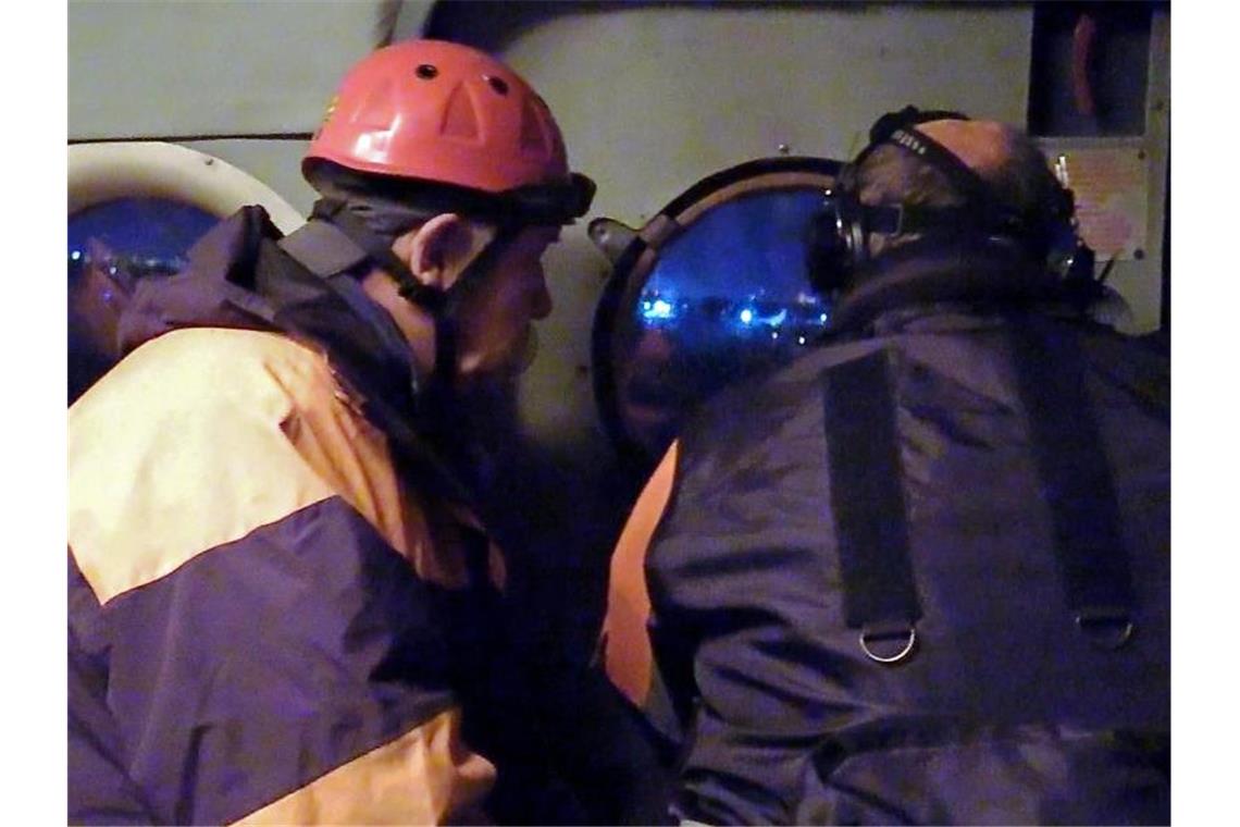 Vermisstes Flugzeug in Russland abgestürzt Auf diesem Videostandbild sind Mitglieder eines Rettungsteams des russischen Katastrophenschutzministeriums während einer Suchaktion nach der Antonow An-26 zu sehen. Foto: Russia Emergencies Ministry/Russian Emergencies Ministry/TASS/dpa