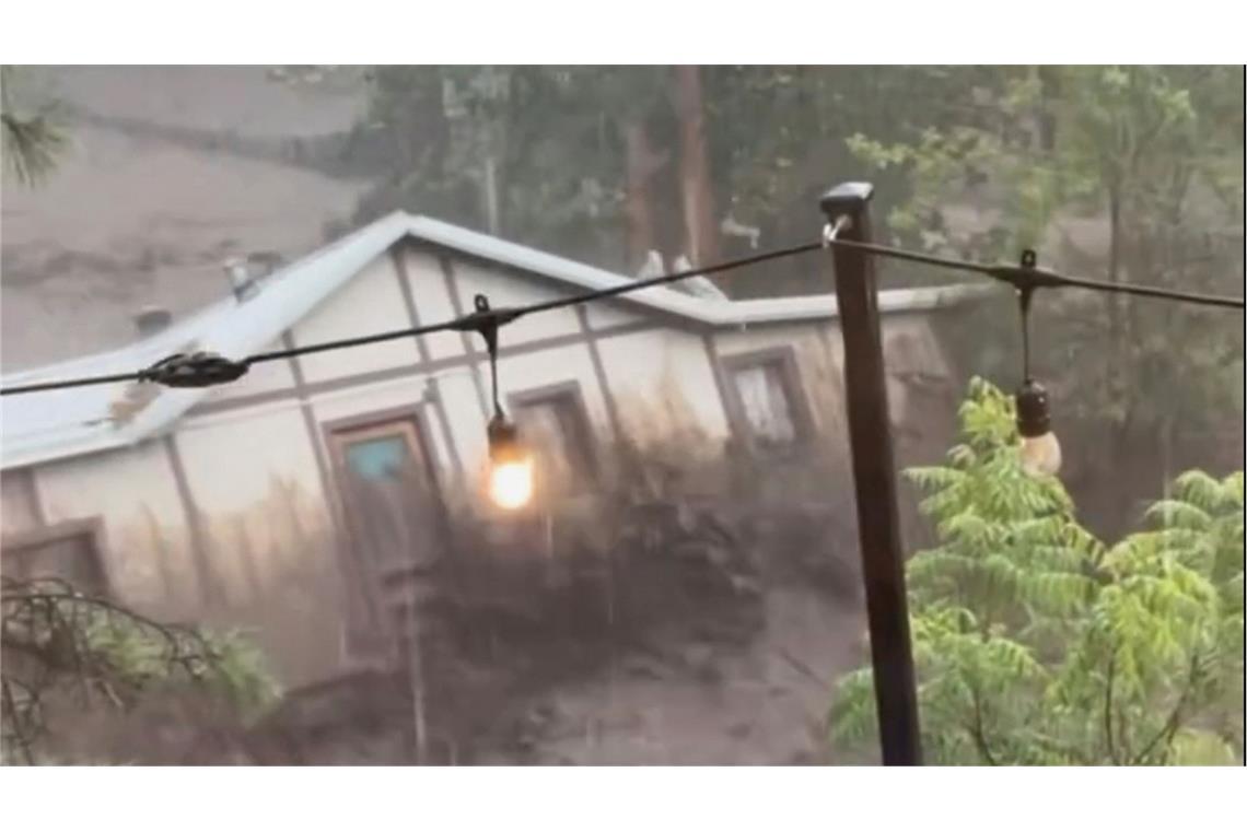 Auf diesem Videostandbild wird ein Haus von einer Sturzflut in Ruidoso, New Mexico, mitgerissen.