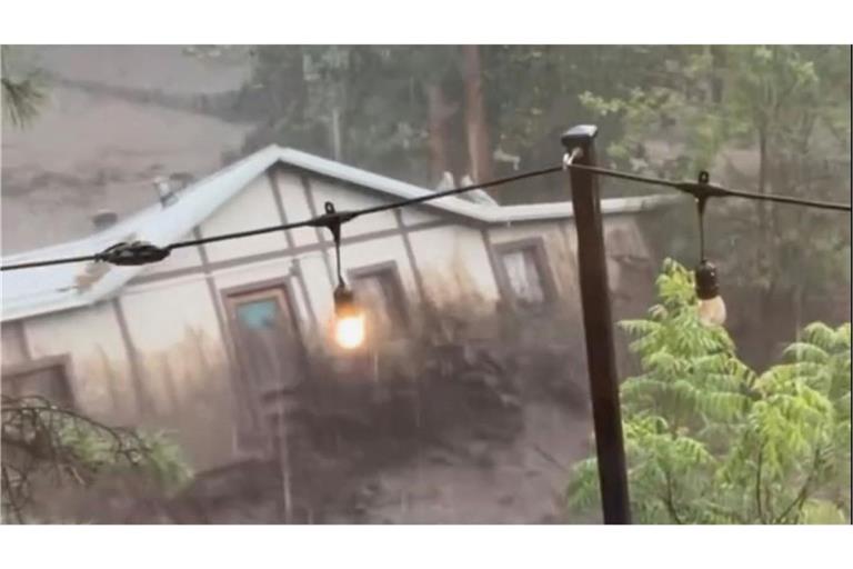 Auf diesem Videostandbild wird ein Haus von einer Sturzflut in Ruidoso, New Mexico, mitgerissen.
