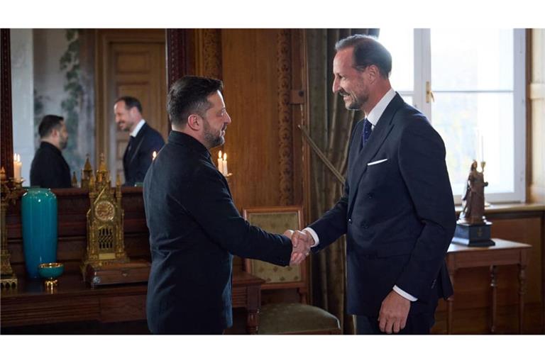 Auf diesem vom Pressedienst des ukrainischen Präsidenten aufgenommenen und veröffentlichten Foto begrüßt König Haakon VIII. von Norwegen (rechts) den ukrainischen Präsidenten Wolodymyr Selenskyj (links) vor ihren Gesprächen im Königspalast in Oslo.