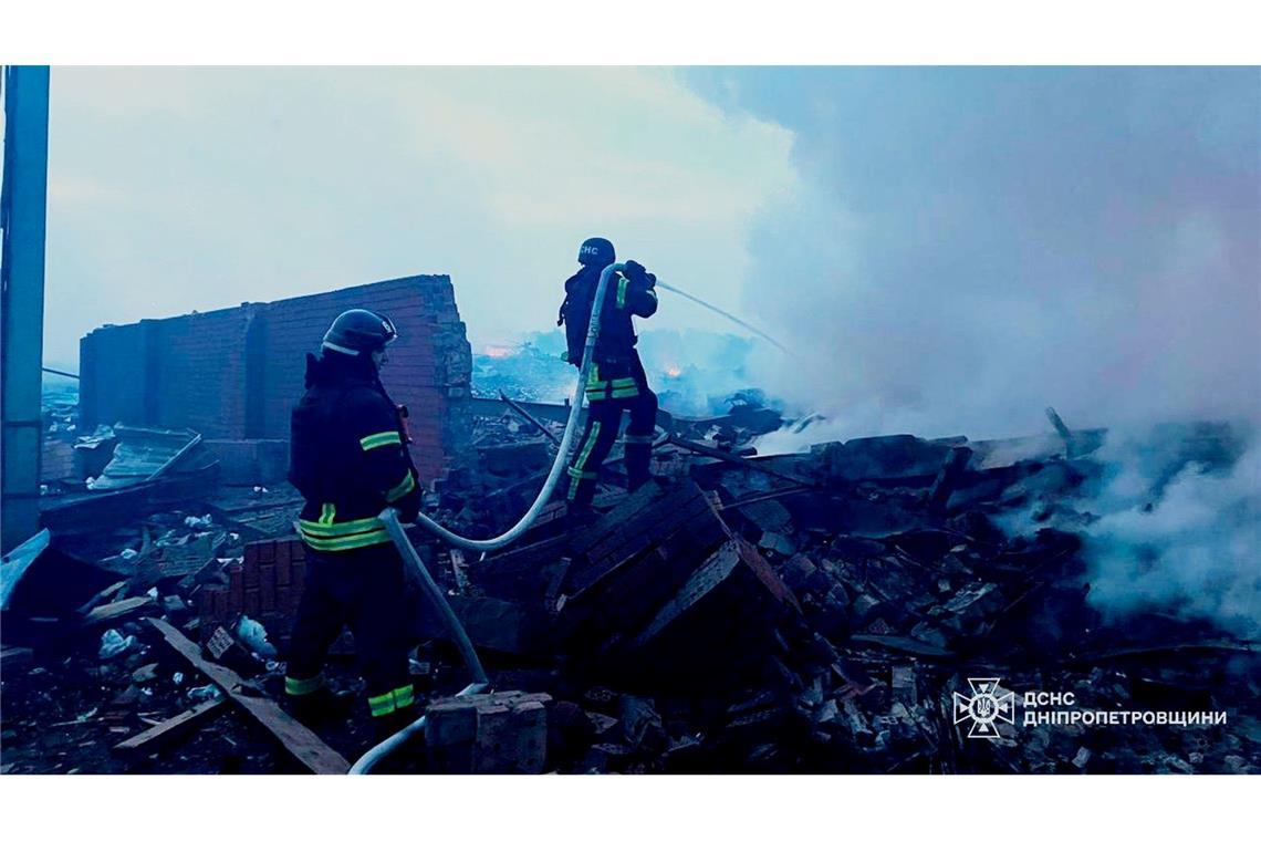 Auf diesem vom ukrainischen Katastrophenschutz zur Verfügung gestellten Foto löschen Rettungskräfte ein Feuer in einem Wohnhaus in Dnipro, das bei einem Angriff zerstört wurde.