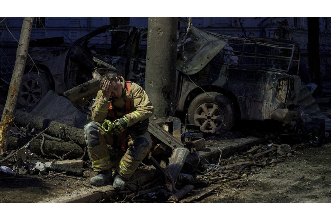 Ukraine bereit zu 30-tägiger Feuerpause ab Montag Auf diesem vom ukrainischen Katastrophenschutz zur Verfügung gestellten Foto löschen Feuerwehrleute das Feuer nach dem russischen Raketenangriff, bei dem mehrere Zivilisten getötet wurden. (Archivbild)