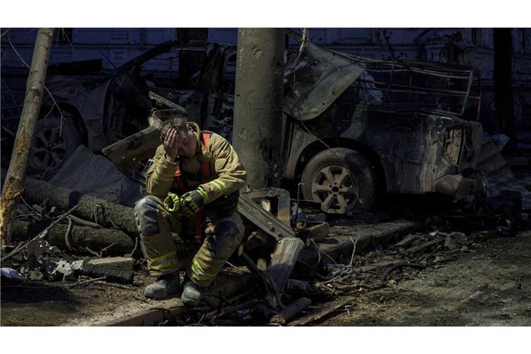 Auf diesem vom ukrainischen Katastrophenschutz zur Verfügung gestellten Foto löschen Feuerwehrleute das Feuer nach dem russischen Raketenangriff, bei dem mehrere Zivilisten getötet wurden. (Archivbild)