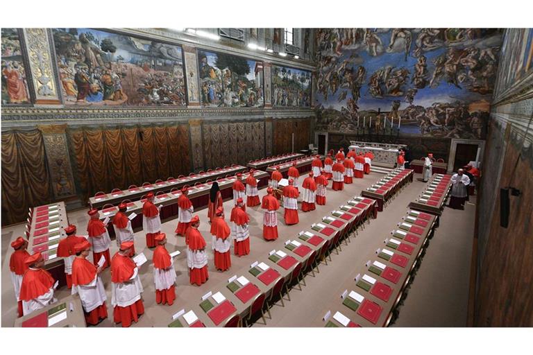 Auf diesem vom Vatikan zur Verfügung gestellten Bild treffen die Kardinäle in der Sixtinischen Kapelle im Vatikan zu Beginn des Konklaves zur Wahl des Nachfolgers des verstorbenen Papstes Franziskus ein.