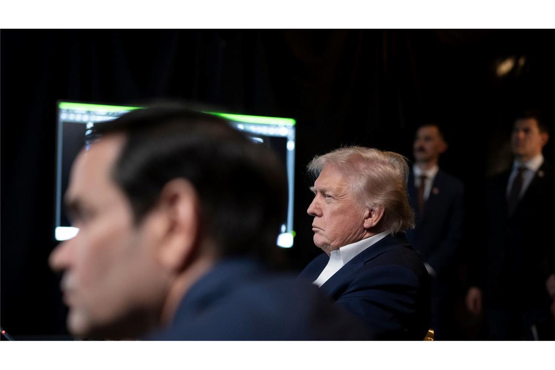 Auf diesem vom Weißen Haus veröffentlichten Foto überwacht US-Präsident Donald Trump die US-Militäroperationen in Venezuela mit Außenminister Marco Rubio in Mar-a-Lago.
