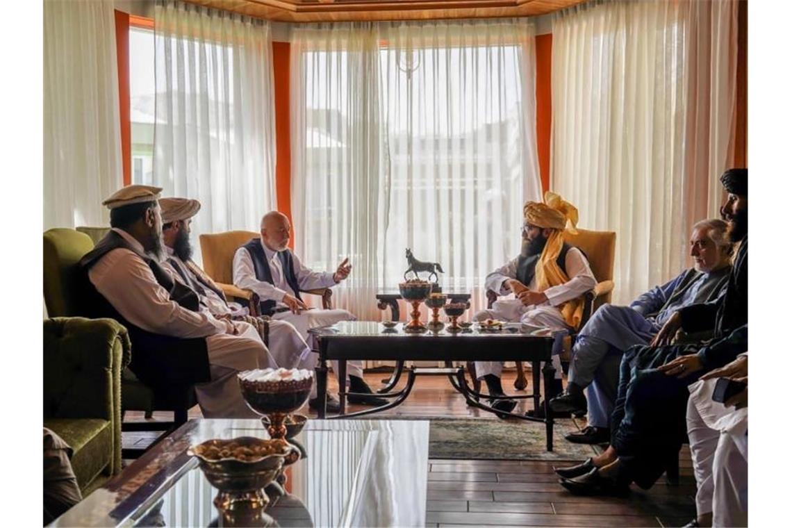 Auf diesem von den Taliban veröffentlichten Foto treffen sich Hamid Karsai (M,l-r), ehemaliger Präsident von Afghanistan, Anas Hakkani, hochrangiger Führer der Hakkani-Gruppe, Abdullah Abdullah, Vorsitzender des Nationalen Rats für Versöhnung, sowie weitere Mitglieder der Taliban-Delegation. Foto: Taliban/Taliban/AP/dpa