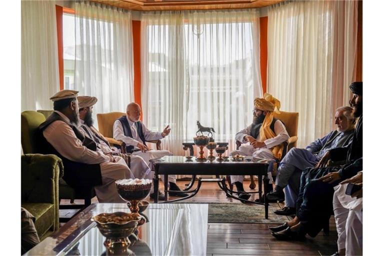 Auf diesem von den Taliban veröffentlichten Foto treffen sich Hamid Karsai (M,l-r), ehemaliger Präsident von Afghanistan, Anas Hakkani, hochrangiger Führer der Hakkani-Gruppe, Abdullah Abdullah, Vorsitzender des Nationalen Rats für Versöhnung, sowie weitere Mitglieder der Taliban-Delegation. Foto: Taliban/Taliban/AP/dpa