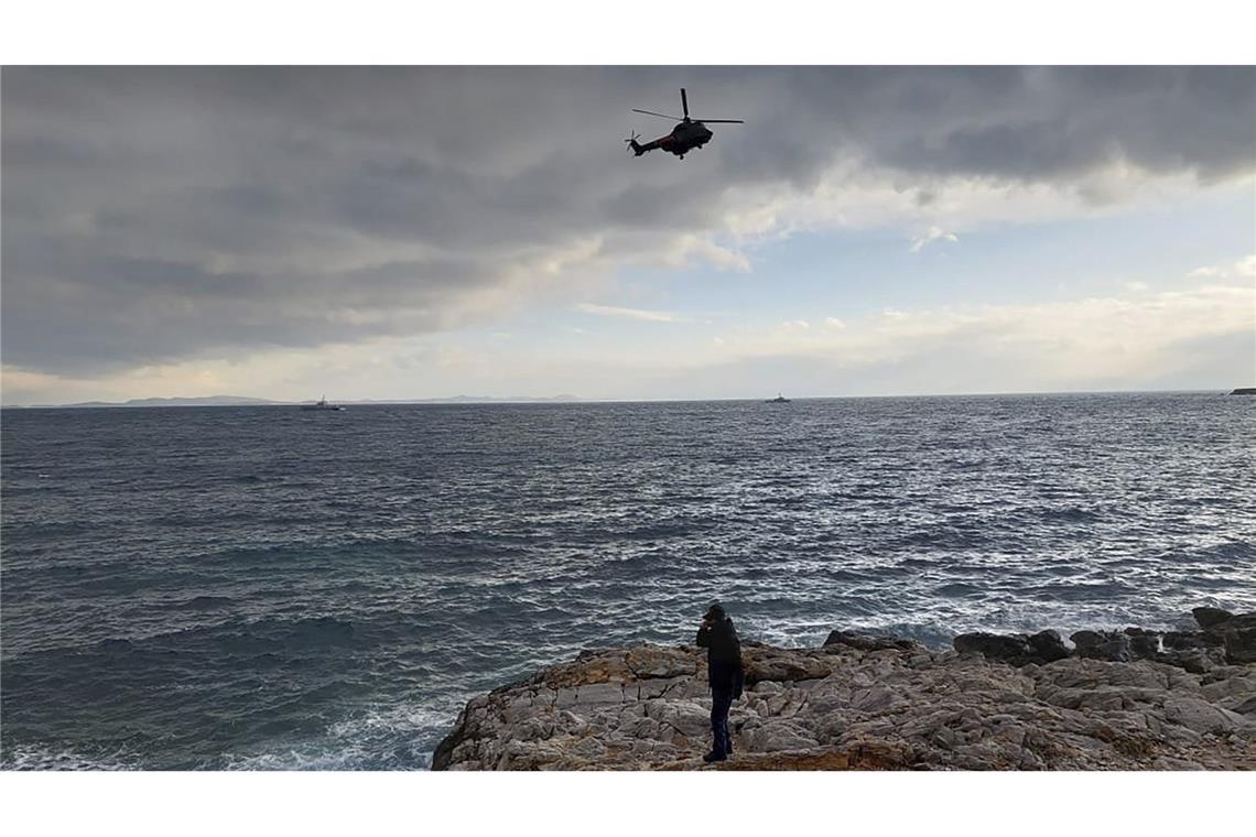 Auf diesem von der griechischen Küstenwache zur Verfügung gestellten Foto fliegt ein Hubschrauber einen Rettungseinsatz über der Ägäis. (Archivbild)