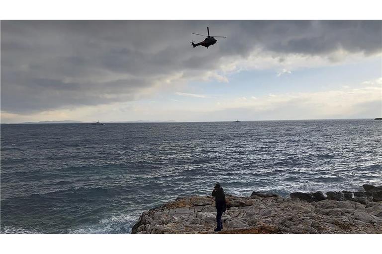 Auf diesem von der griechischen Küstenwache zur Verfügung gestellten Foto fliegt ein Hubschrauber einen Rettungseinsatz über der Ägäis. (Archivbild)