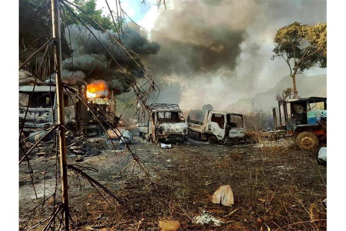 Auf diesem von der Karenni Nationalities Defense Force (KNDF) zur Verfügung gestellten Foto sind ausgebrannte Fahrzeuge zu sehen. Foto: Uncredited/Karenni Nationalities Defense Force/AP/dpa