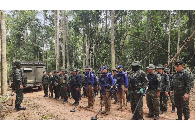 Auf diesem von der Königlich Thailändischen Armee veröffentlichten Foto inspizieren thailändische Soldaten ein Grenzgebiet in der Provinz Ubon Ratchathani.