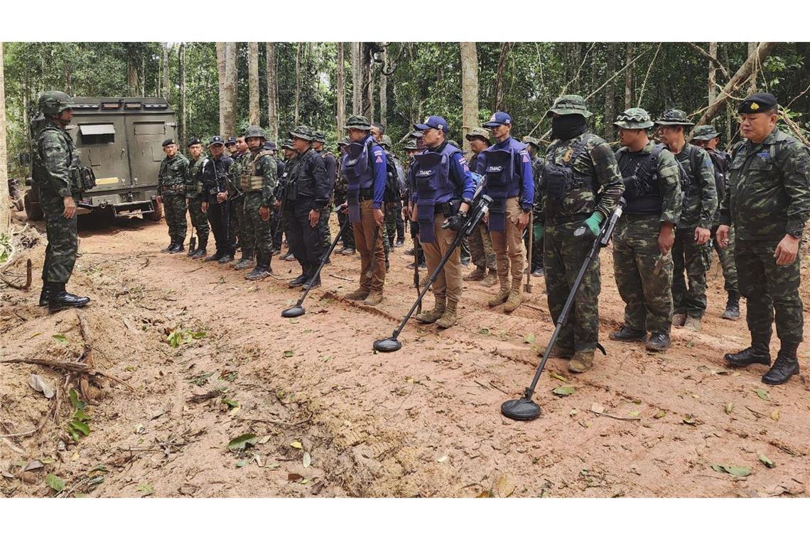 Acht Zivilisten durch Artilleriefeuer in Thailand getötet Auf diesem von der Königlich Thailändischen Armee veröffentlichten Foto inspizieren thailändische Soldaten ein Grenzgebiet in der Provinz Ubon Ratchathani.