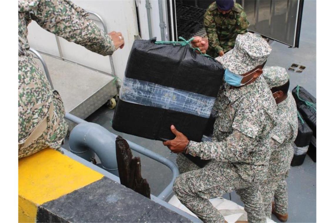 Auf diesem von der kolumbianischen Armee zur Verfügung gestellten Bild entladen Soldaten beschlagnahmte Drogen aus einem Halbtaucher. Foto: ---/Armada de Colombia/dpa