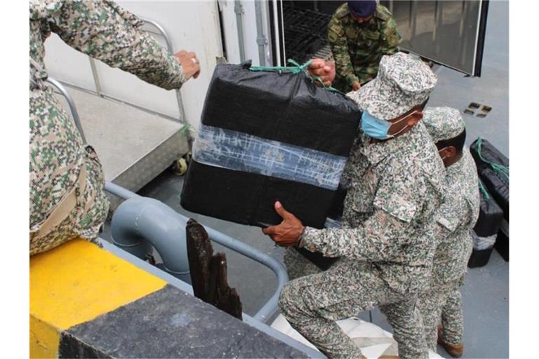 Auf diesem von der kolumbianischen Armee zur Verfügung gestellten Bild entladen Soldaten beschlagnahmte Drogen aus einem Halbtaucher. Foto: ---/Armada de Colombia/dpa