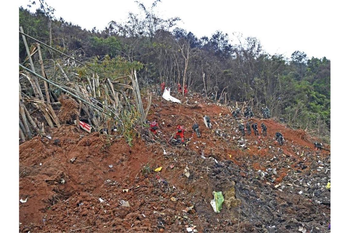 Blackbox von Unglücksflieger im Süden Chinas entdeckt Auf diesem von der Nachrichtenagentur Xinhua veröffentlichten Foto suchen Rettungskräfte nach der Blackbox. Foto: Zhou Hua/Xinhua/AP/dpa
