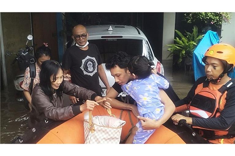 Auf diesem von der Nationalen Such- und Rettungsbehörde Indonesiens (BASARNAS)veröffentlichten Foto evakuieren Rettungskräfte Bewohner aus ihrem überfluteten Haus in Denpasar auf Bali.