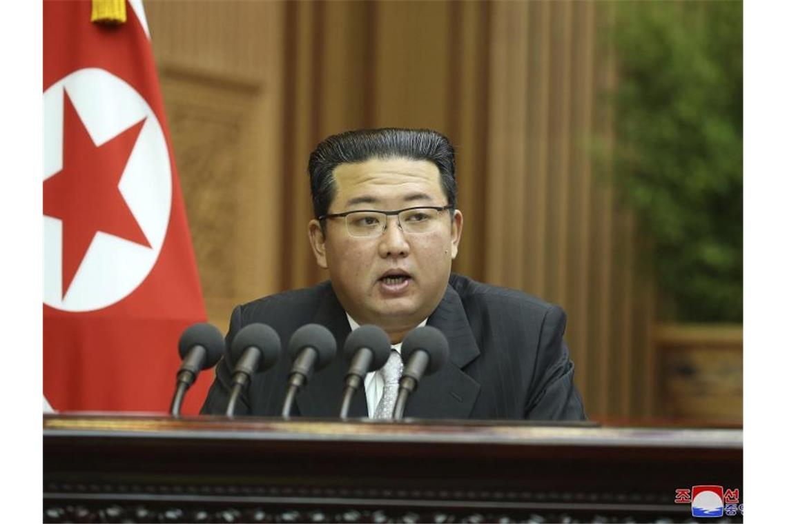 Auf diesem von der nordkoreanischen Regierung zur Verfügung gestellten Foto spricht Machthaber Kim Jong Un bei einer Parlamentssitzung in Pjöngjang. Der Inhalt dieses Bildes kann nicht unabhängig überprüft werden. Foto: Uncredited/KCNA via KNS via AP/dpa