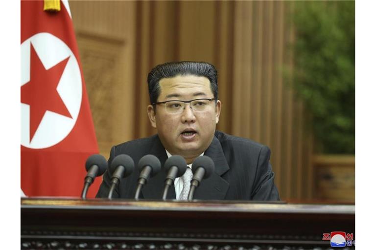 Auf diesem von der nordkoreanischen Regierung zur Verfügung gestellten Foto spricht Machthaber Kim Jong Un bei einer Parlamentssitzung in Pjöngjang. Der Inhalt dieses Bildes kann nicht unabhängig überprüft werden. Foto: Uncredited/KCNA via KNS via AP/dpa